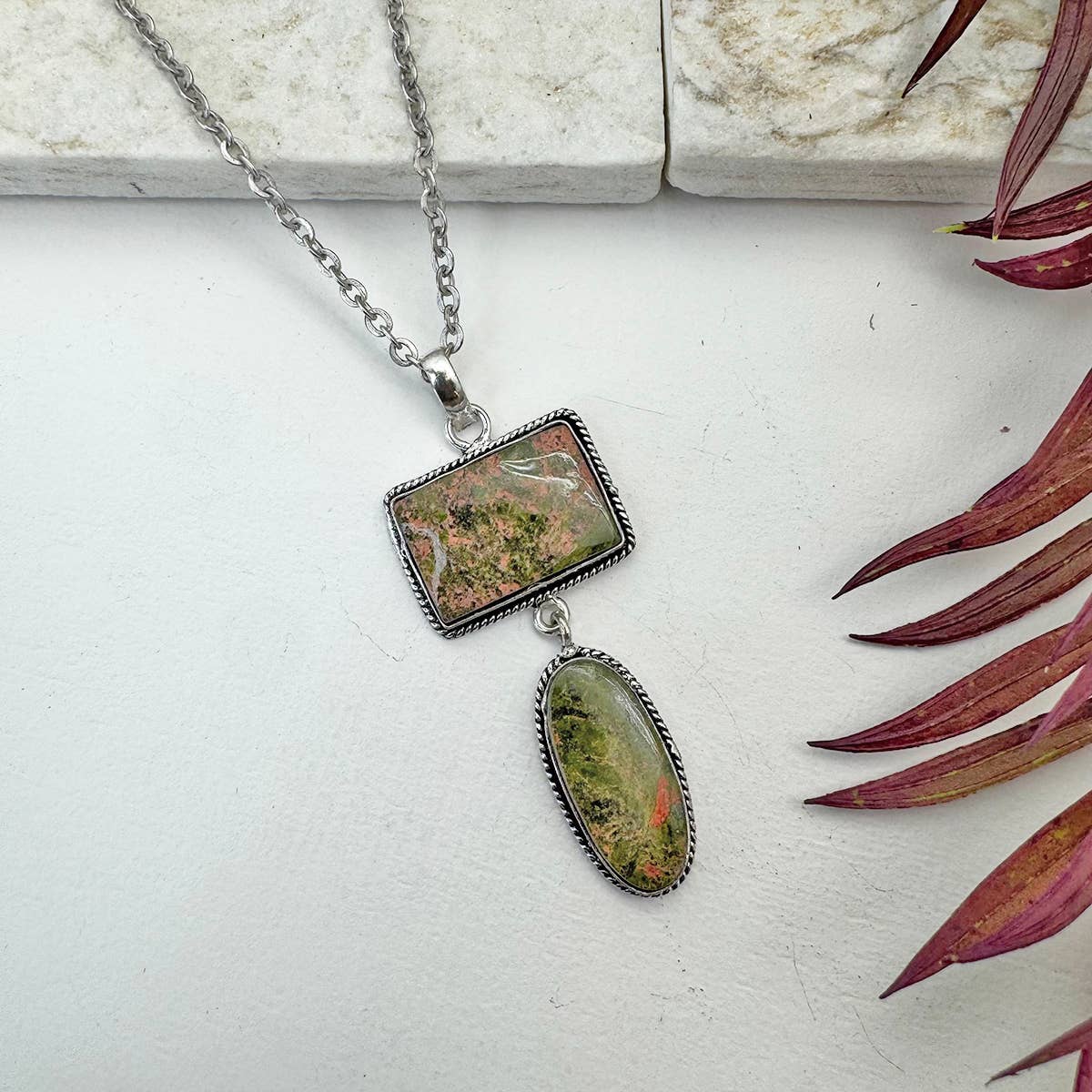 Collar con colgante de piedra Unakita semipreciosa hecha a mano.