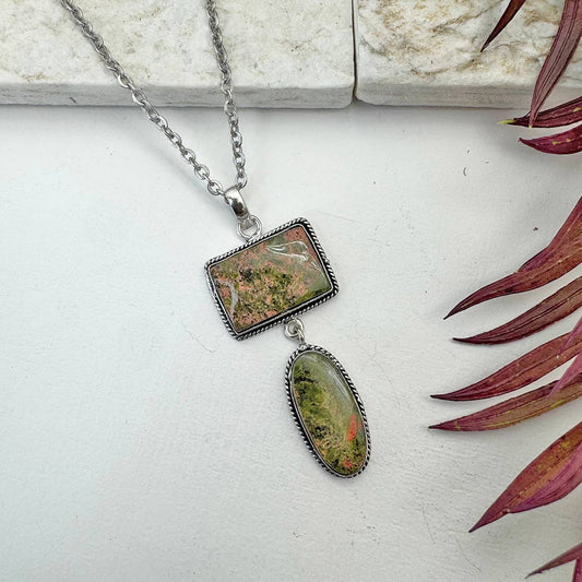 Collar con colgante de piedra Unakita semipreciosa hecha a mano.