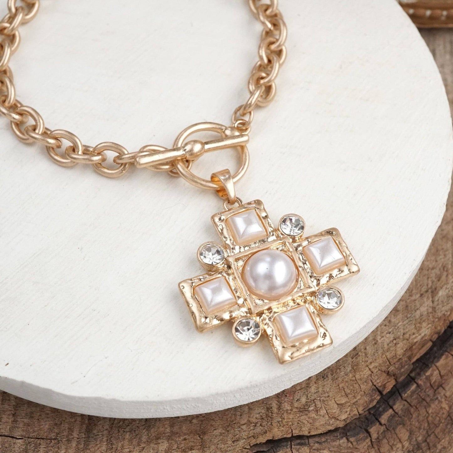 Divine Gleam – Pulsera de cruz martillada con perlas y cristales