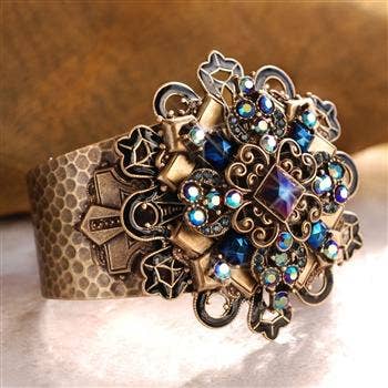 Joyería Sweet Romance - Brazalete con Cruz de Medianoche de Pavo Real