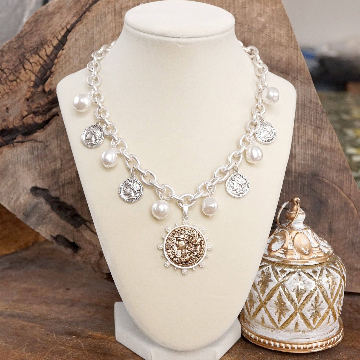 Collar bohemio con dijes de monedas y perlas en tonos dorados y plateados