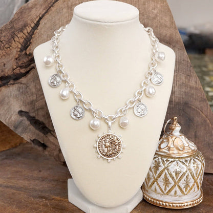 Collar bohemio con dijes de monedas y perlas en tonos dorados y plateados