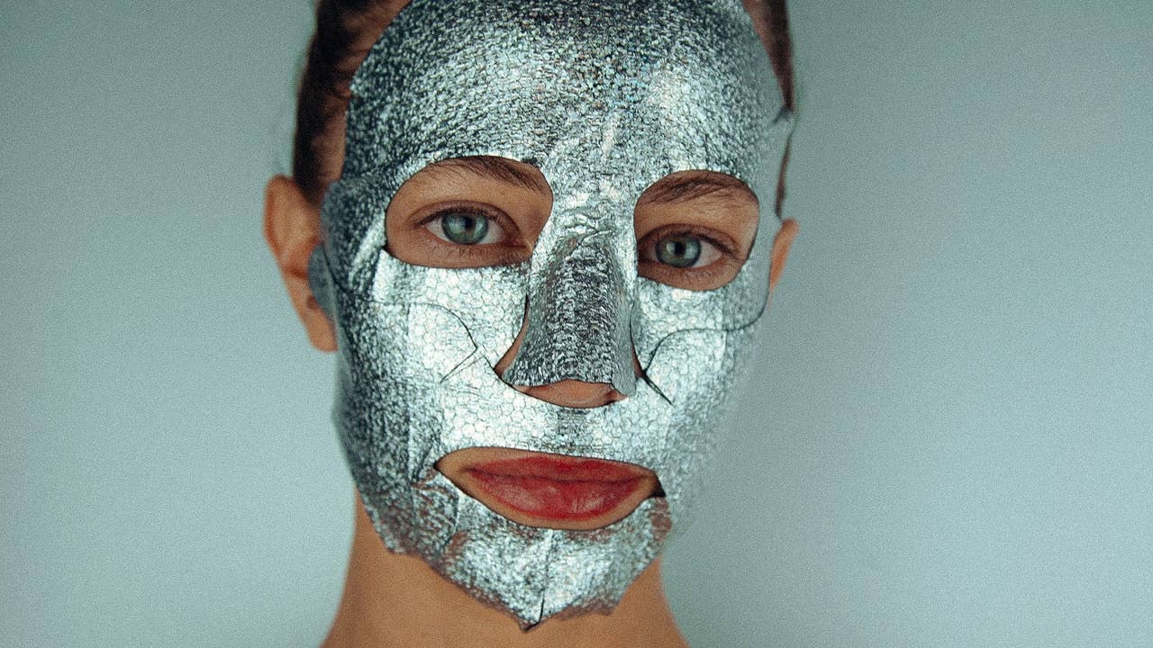 MASCARILLA FACIAL DE LÁMINA CON BRILLO CÓSMICO DE LUJO