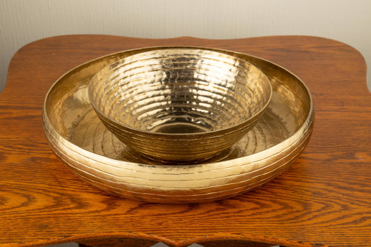 Hammered alum round tray w/ raised sides,gld,13in