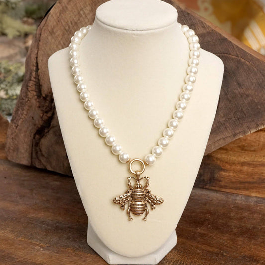 Collar atemporal con perlas de abeja bohemias en oro desgastado