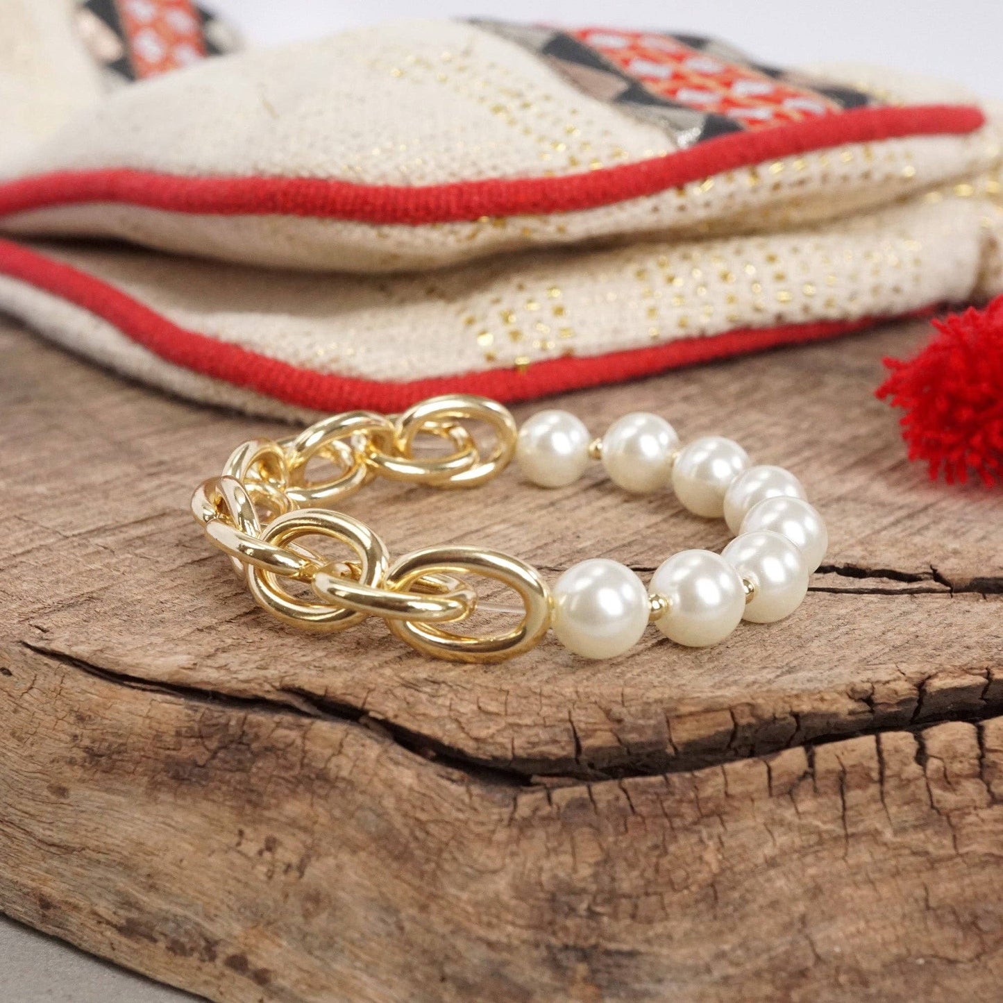 Pulsera de cadena dorada y perlas grandes