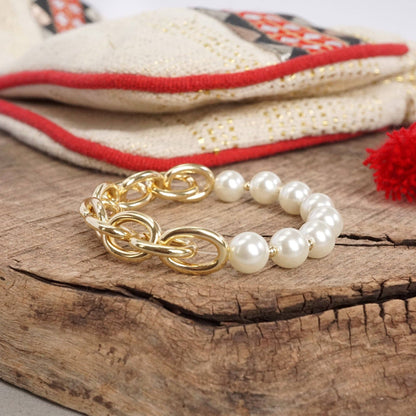 Pulsera de cadena dorada y perlas grandes