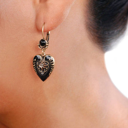 Joyería Sweet Romance - Pendientes de corazones de esmalte negro E1066