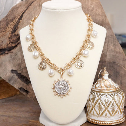Collar bohemio con dijes de monedas y perlas en tonos dorados y plateados