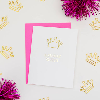 Tarjeta tipográfica con clip de papel y corona de la Reina del cumpleaños