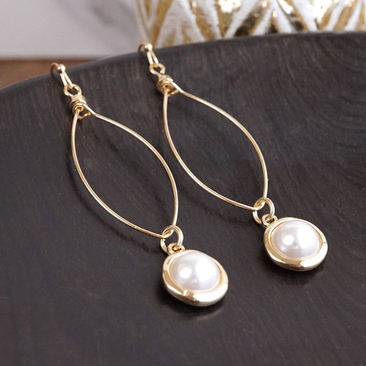Glow Line – Gotas de alambre dorado con bisel de perla