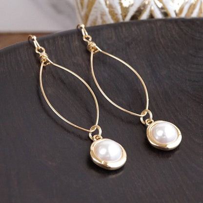Glow Line – Gotas de alambre dorado con bisel de perla