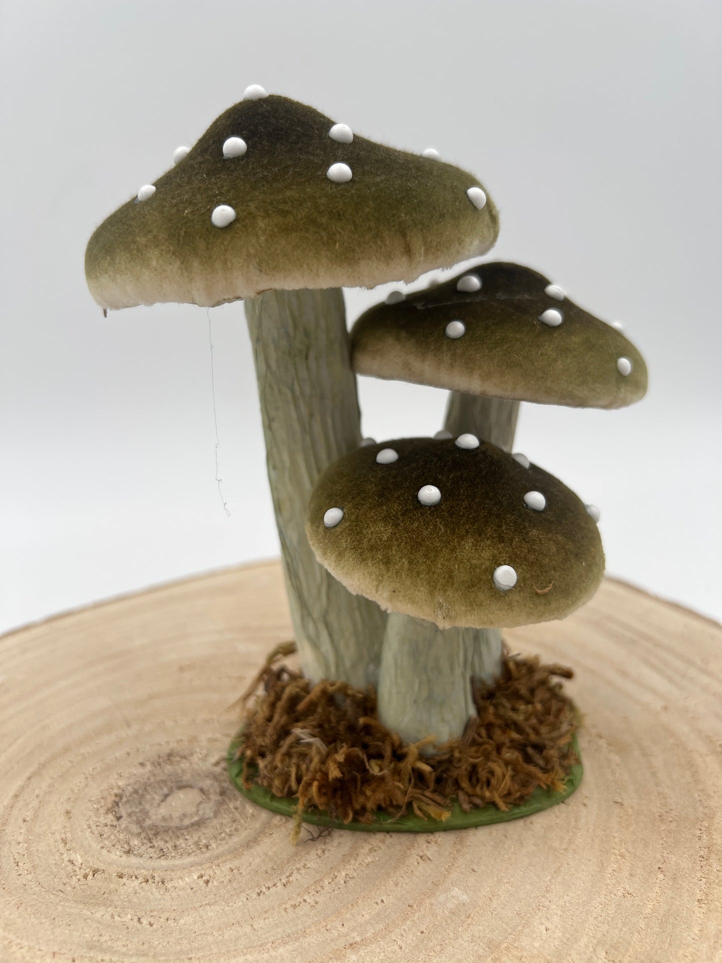Figurita de seta de terciopelo verde