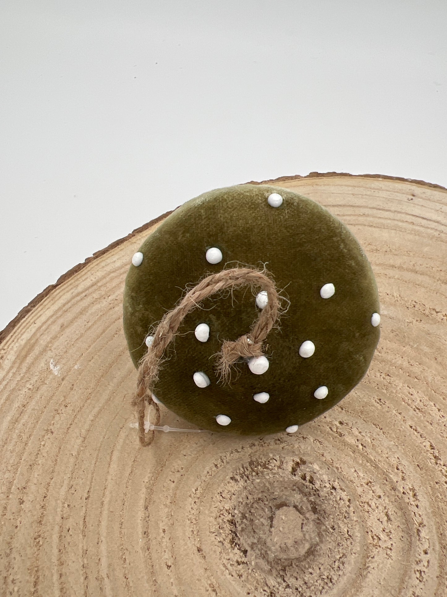 Adorno de seta de terciopelo verde - 9,5 cm
