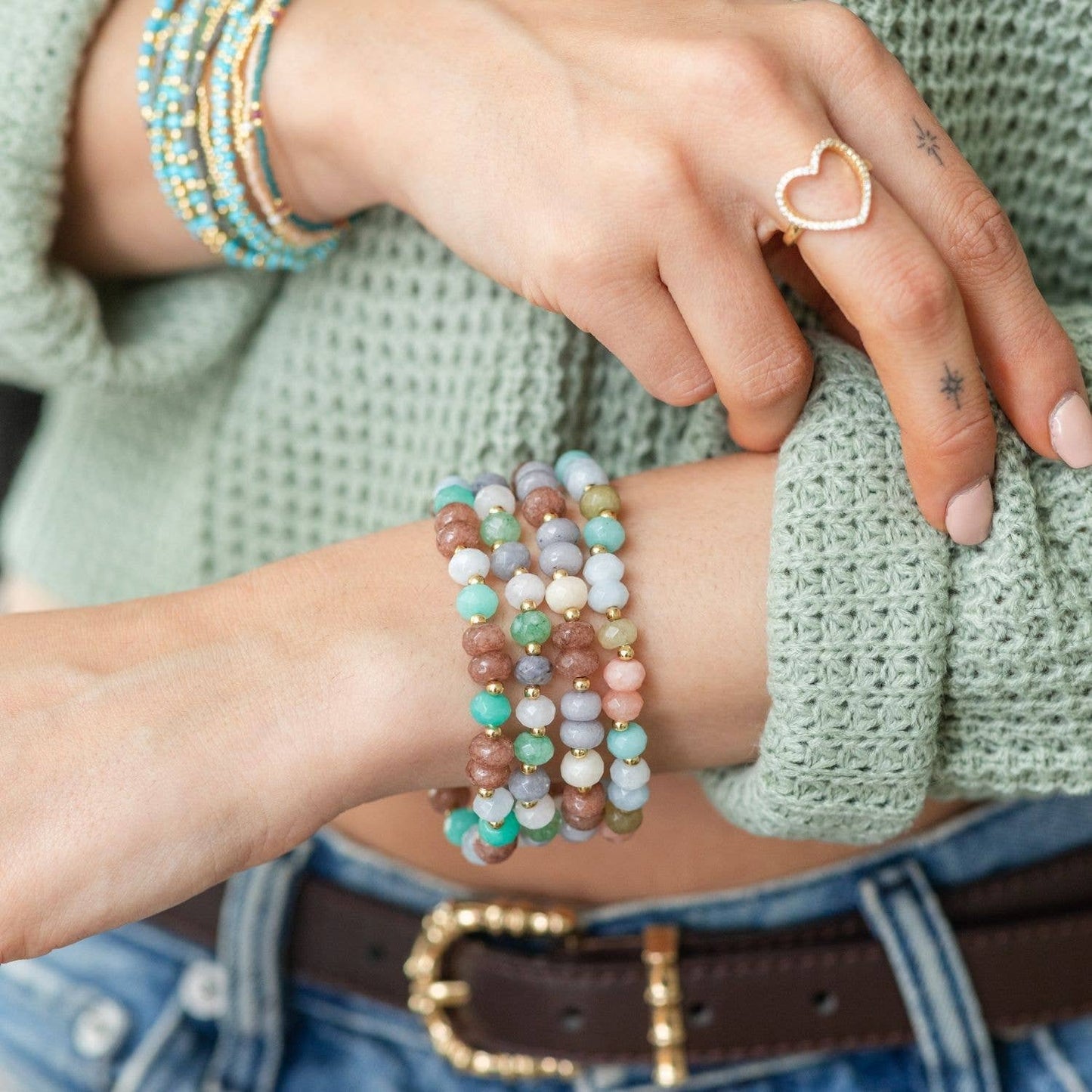 Iris espléndido - Juego de 8 pulseras de piedras grandes con detalles de cuentas doradas