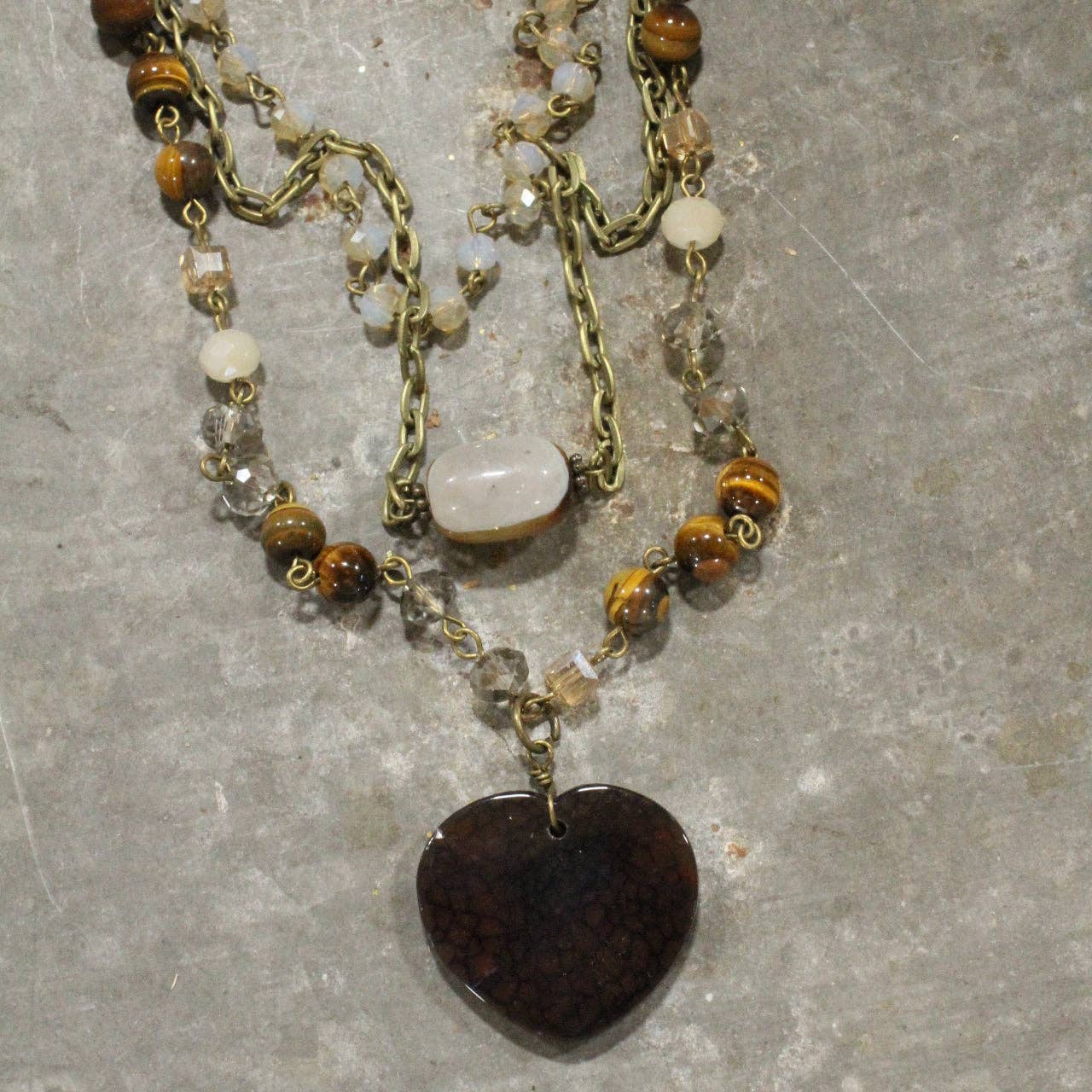 Collar de corazón de piedra marrón con triple capa de amor