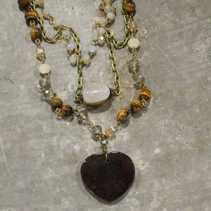 Collar de corazón de piedra marrón con triple capa de amor