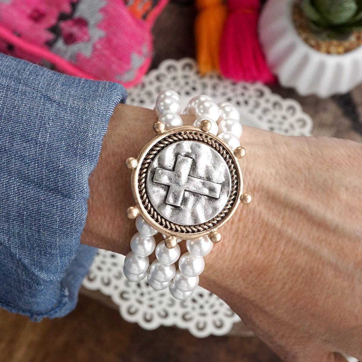 Gracebound – Pulsera llamativa 3 en 1 con moneda cruzada y perla gruesa en metales mixtos