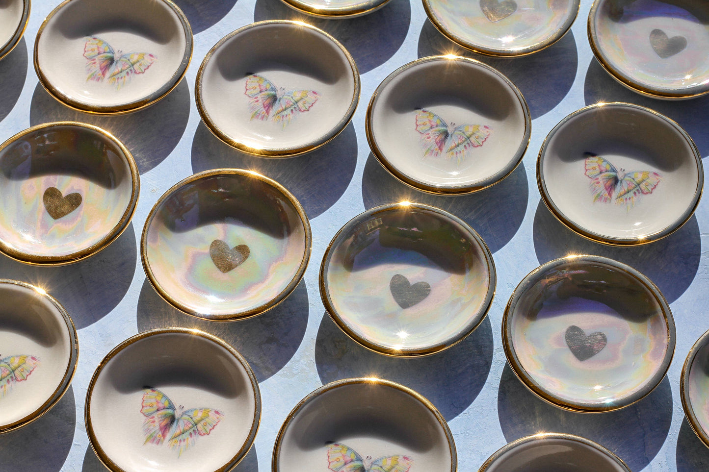 Cerámica Apricity - Plato para anillos con forma de corazón iridiscente | Cerámica hecha a mano con oro