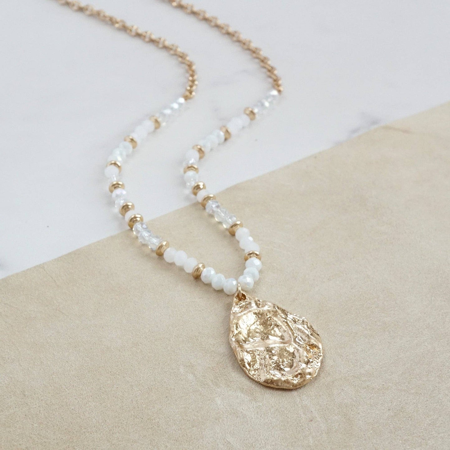 Collar largo de cuentas con colgante de lágrima dorada - Blancos