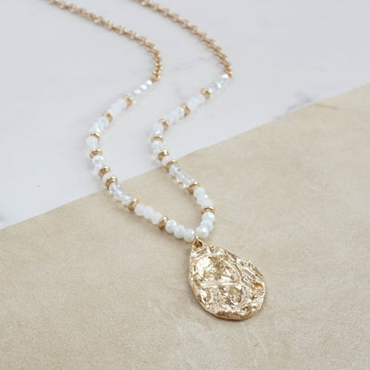 Collar largo de cuentas con colgante de lágrima dorada - Blancos
