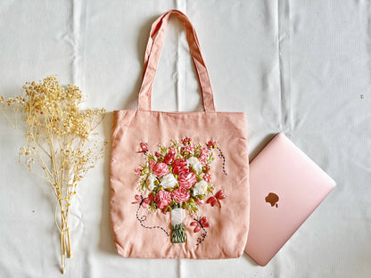 Bolsa de lino rosa con cinta bordada con ramo de flores