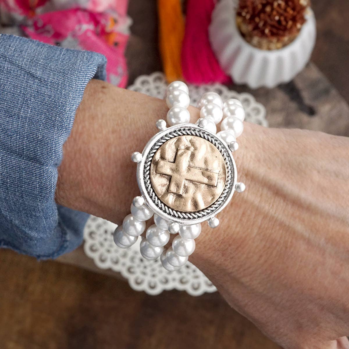 Gracebound – Pulsera llamativa 3 en 1 con moneda cruzada y perla gruesa en metales mixtos