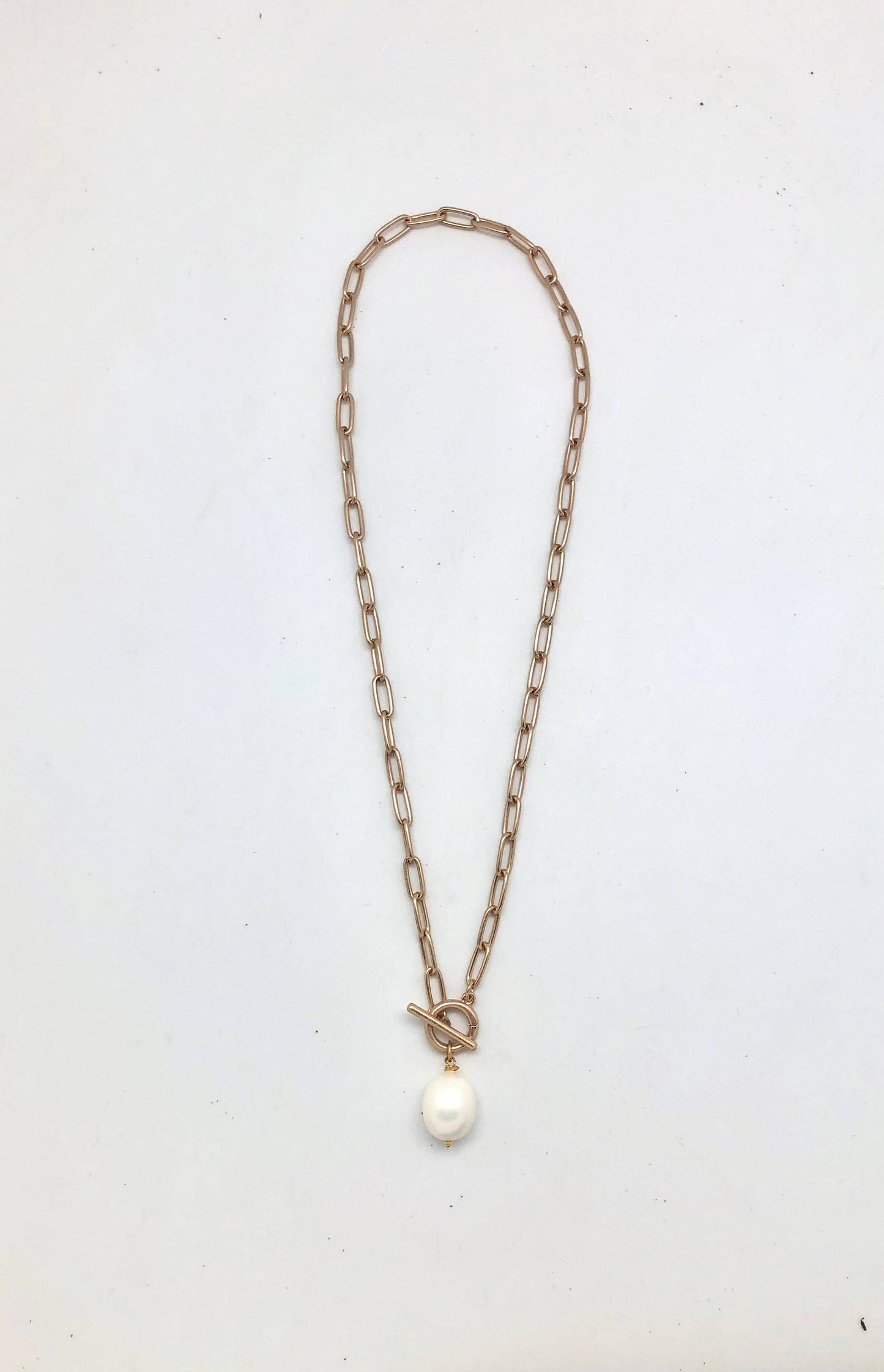 Necklace Matte Gold Paper ClipChain w/Mother of PearlDrop18”