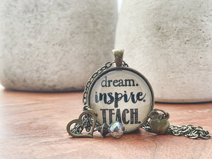 Ivy Barn Designs - Collar con colgante inspirador para maestros "Sueña, inspira y enseña"