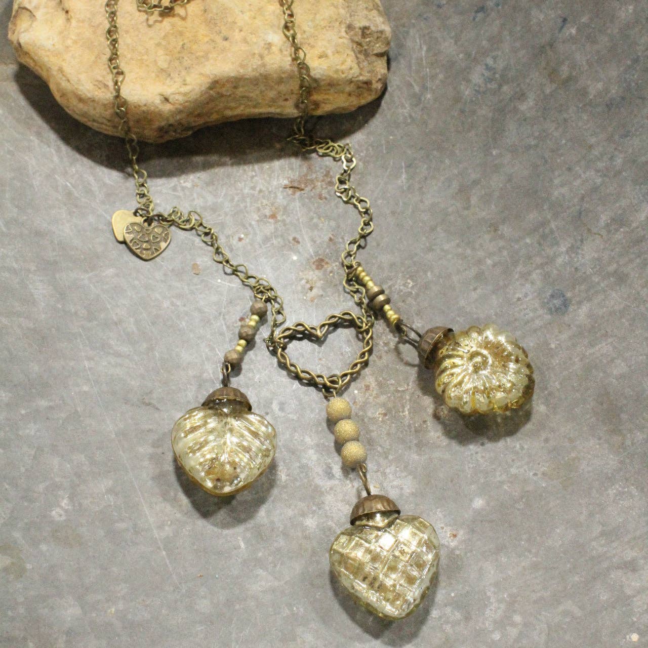 Collar retro de oro viejo "Tres veces el amor"