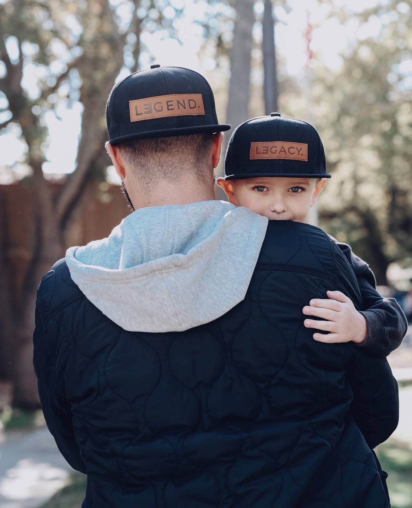 Para: Flechas Pequeñas - Regalo del Día del Padre - Gorra con Parche de Cuero Genuino Legend + Legacy