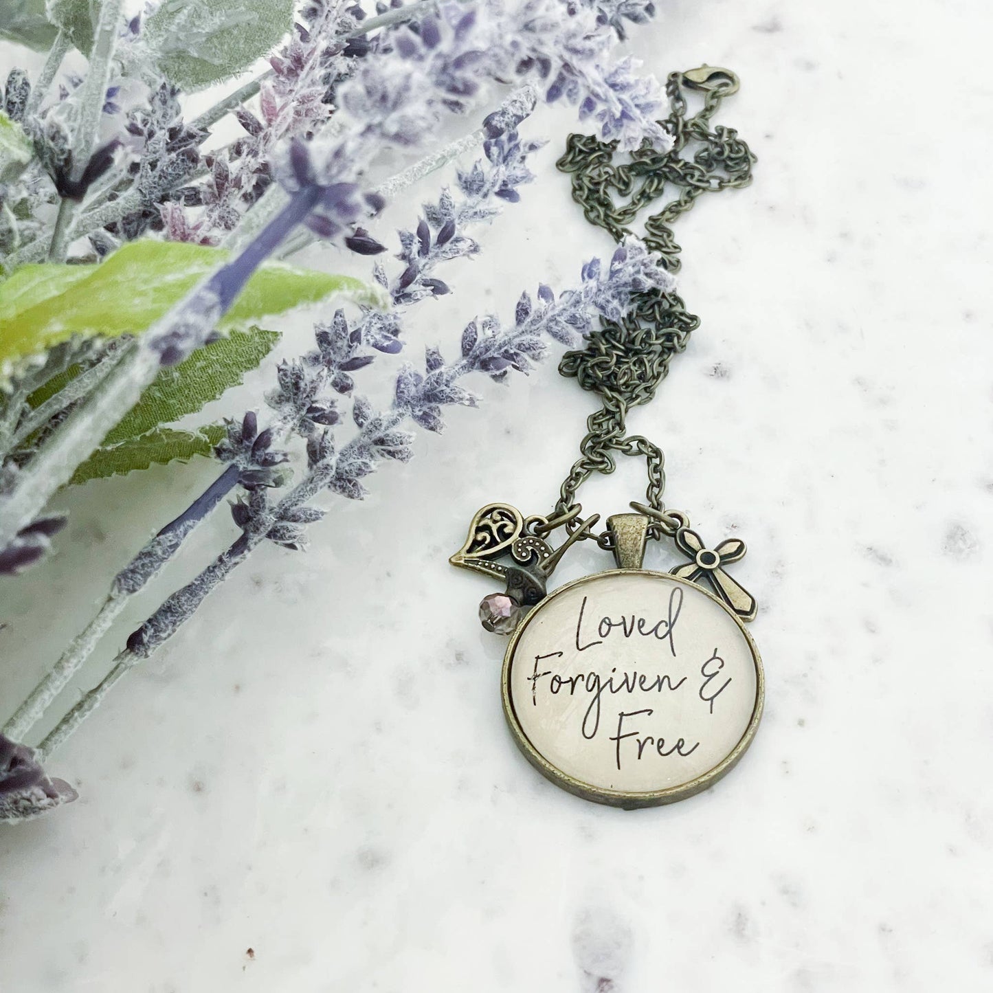 Ivy Barn Designs - Collar Amado, Perdonado y Libre