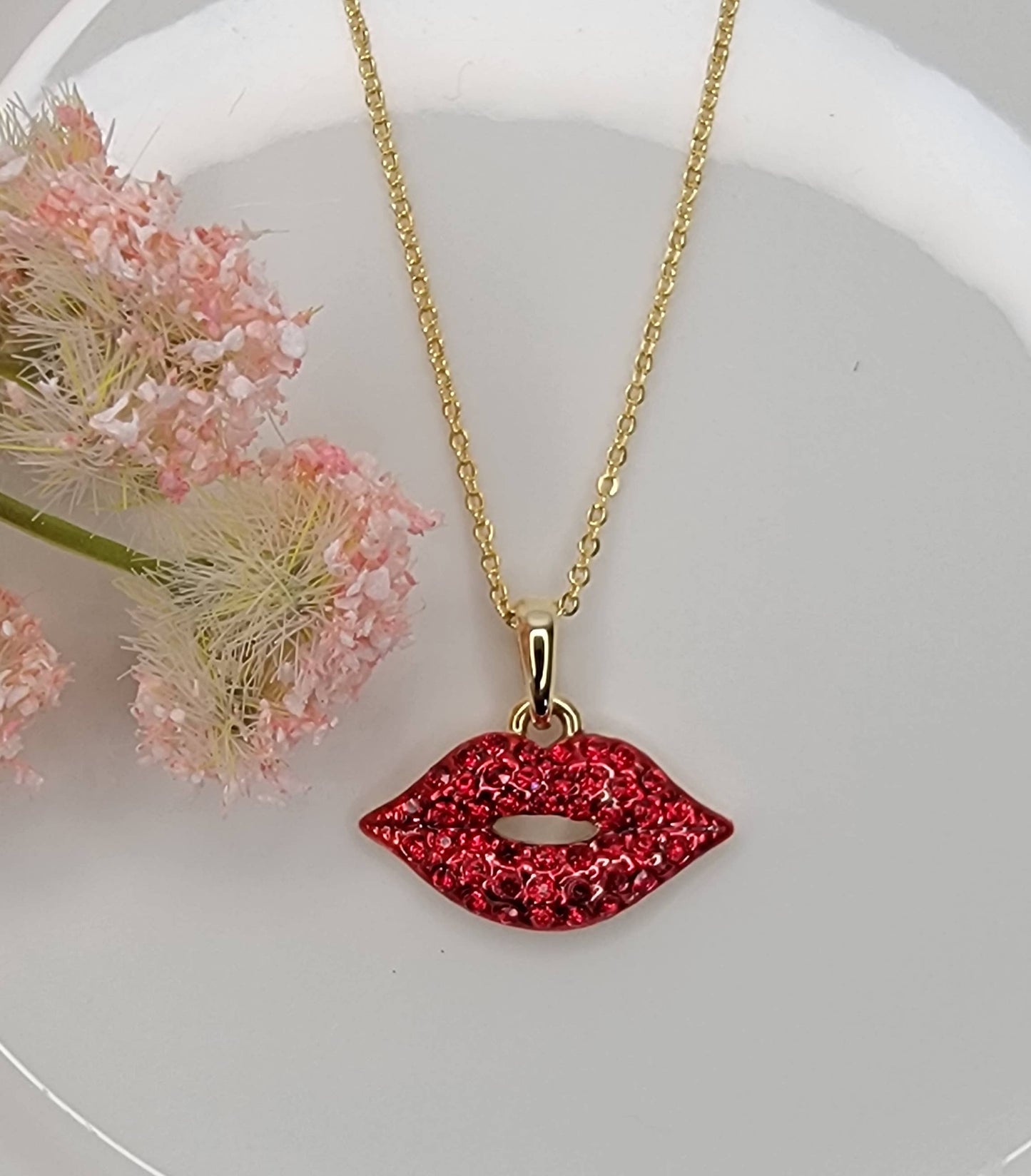 RED LIPS NECKLACE.