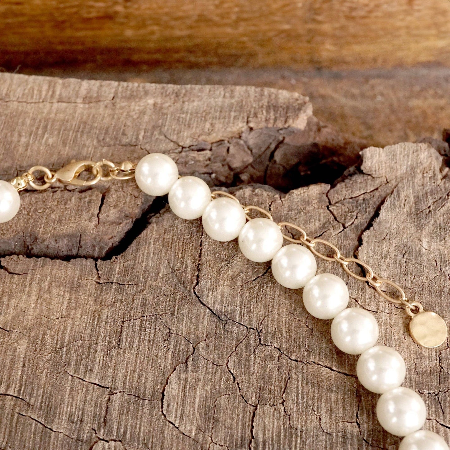 Collar atemporal con perlas de abeja bohemias en oro desgastado