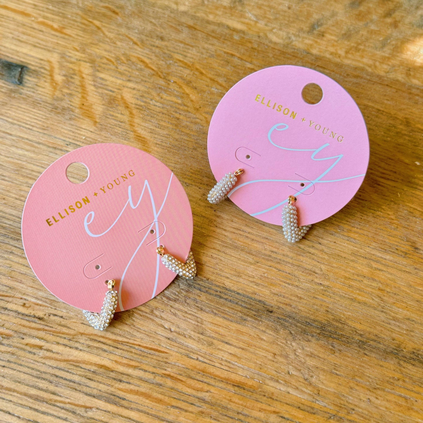 Pendientes de aro con forma de V elegantes.