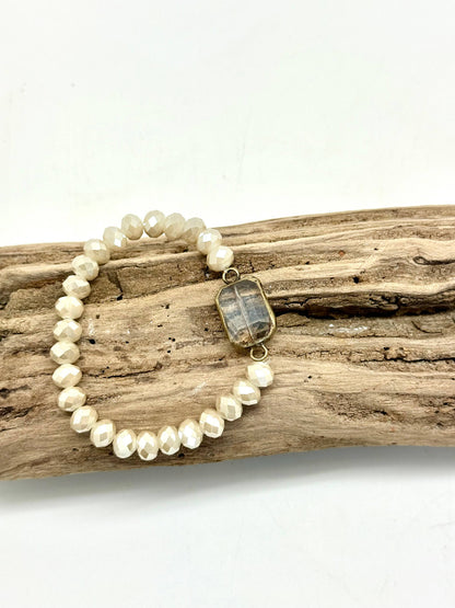 Rant &amp; Rave Classic - Pulsera elástica de vidrio crema biselado con centro de vidrio biselado cuadrado.