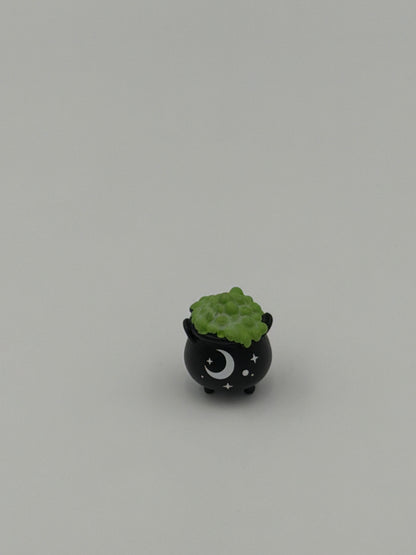 Charm de bolsillo que brilla en la oscuridad con forma de caldero de bruja
