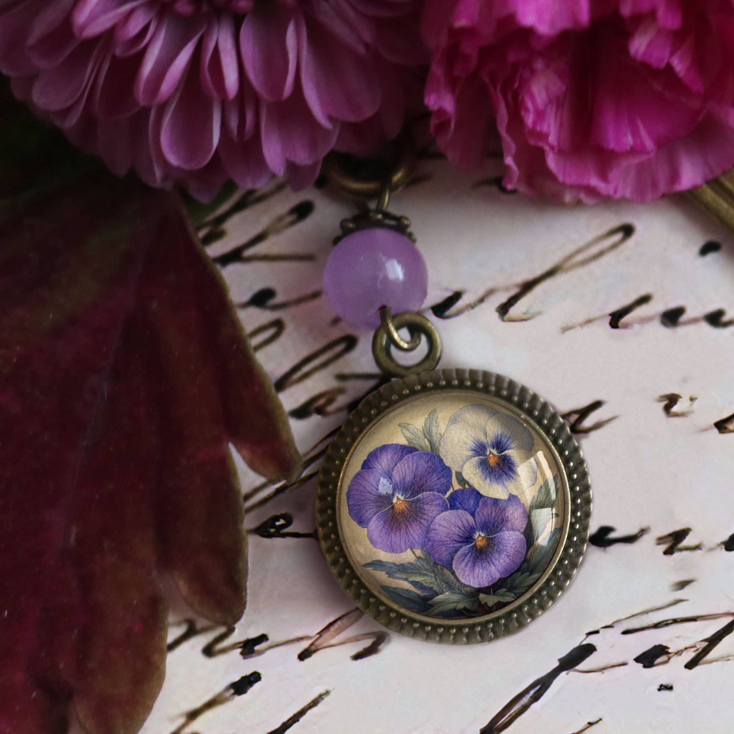 Marcapáginas de bronce con flores primaverales de pensamientos morados