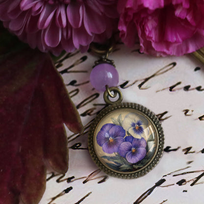 Marcapáginas de bronce con flores primaverales de pensamientos morados