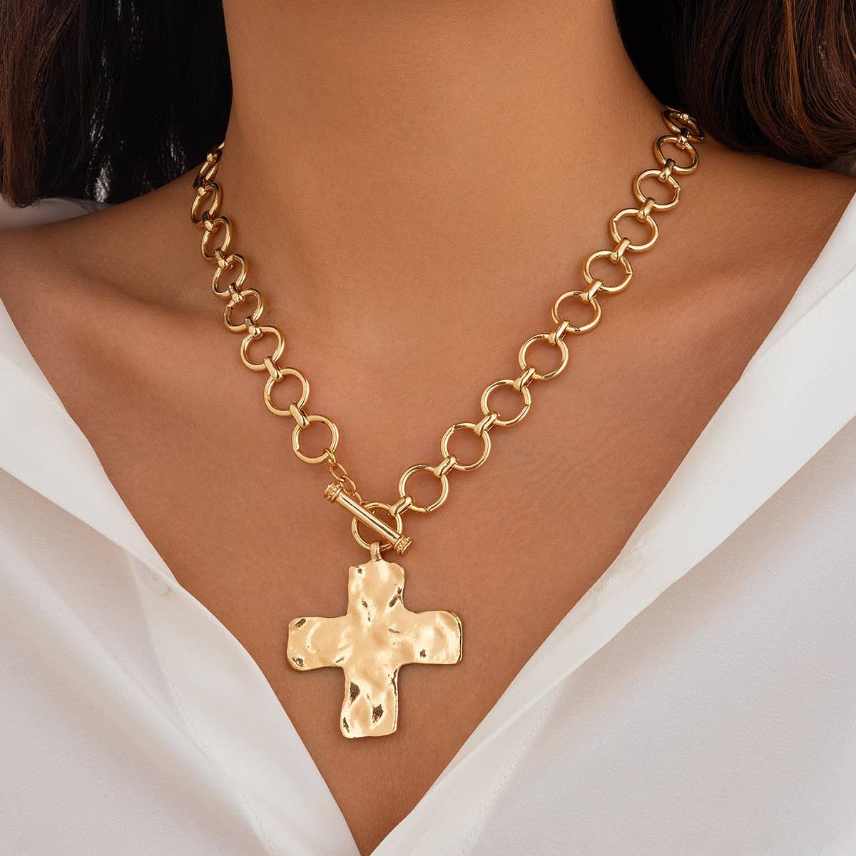 JOSSLYN de wall to wall - COLLAR DE CRUZ MARTILLATEADA CON CIERRE FRONTAL | 40NK9474