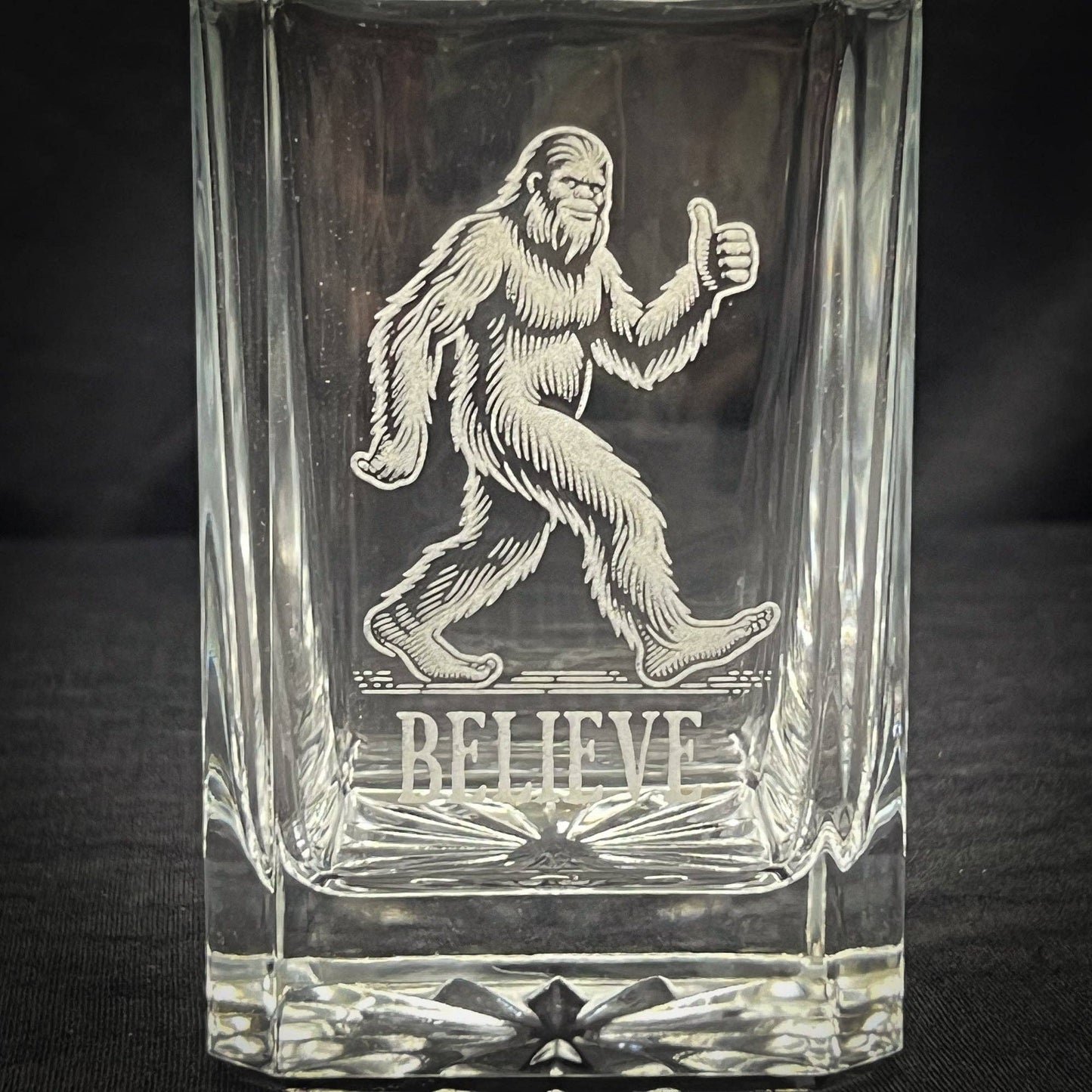 Adirondack Etching LLC - Bigfoot Believe - Decantador de whisky de 750 ml grabado