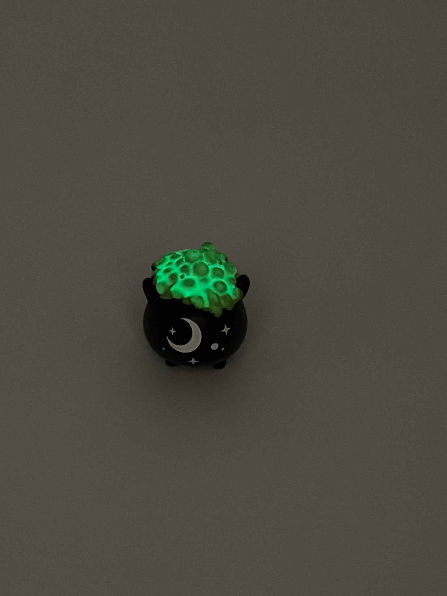Charm de bolsillo que brilla en la oscuridad con forma de caldero de bruja