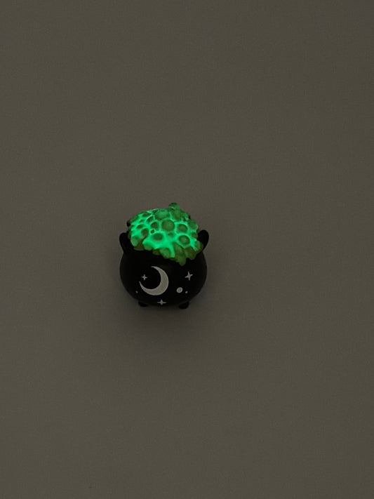 Charm de bolsillo que brilla en la oscuridad con forma de caldero de bruja