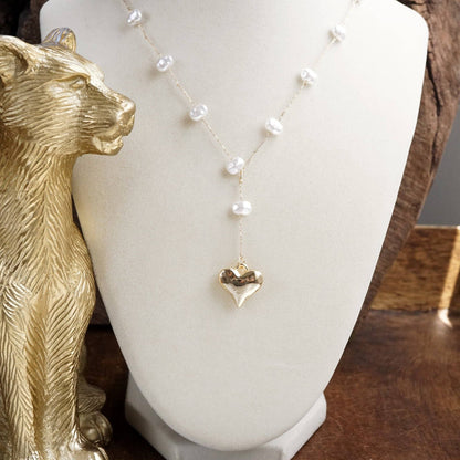 Collar de perlas con colgante de corazón abultado (tono dorado)