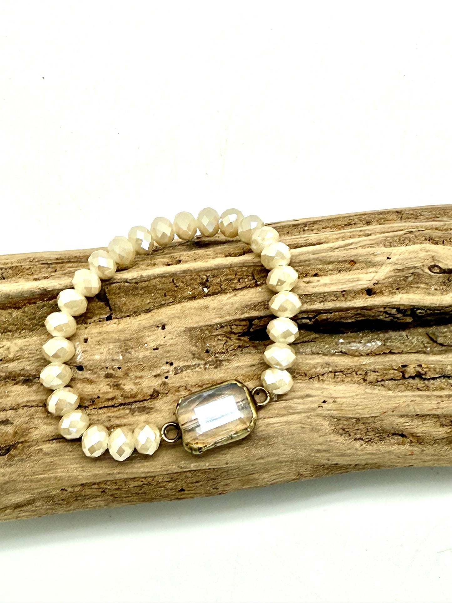 Rant &amp; Rave Classic - Pulsera elástica de vidrio crema biselado con centro de vidrio biselado cuadrado.