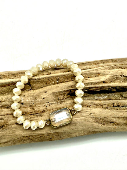 Rant &amp; Rave Classic - Pulsera elástica de vidrio crema biselado con centro de vidrio biselado cuadrado.