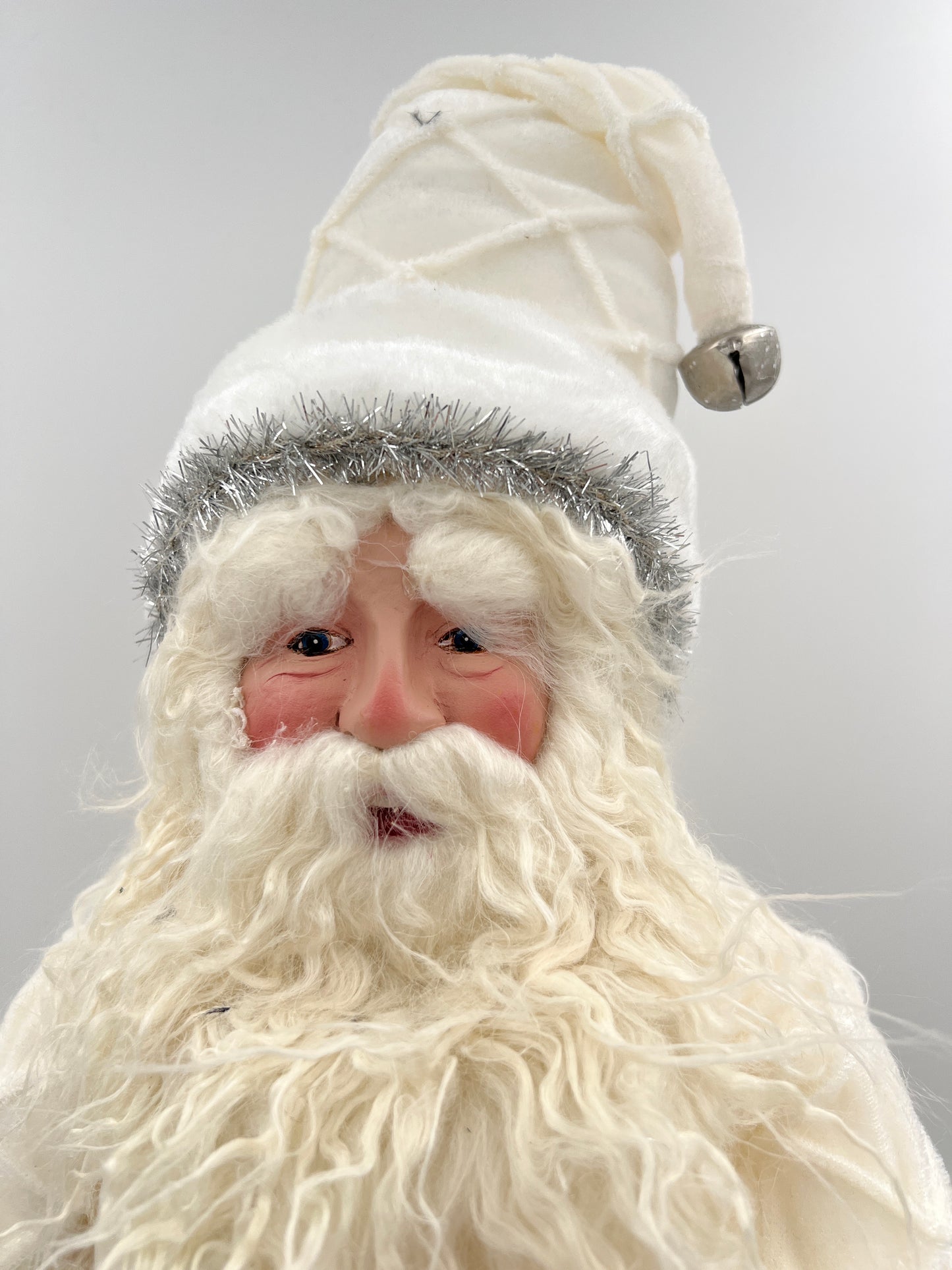 Papá Noel con bata blanca, árbol y saco de regalos (71 cm)