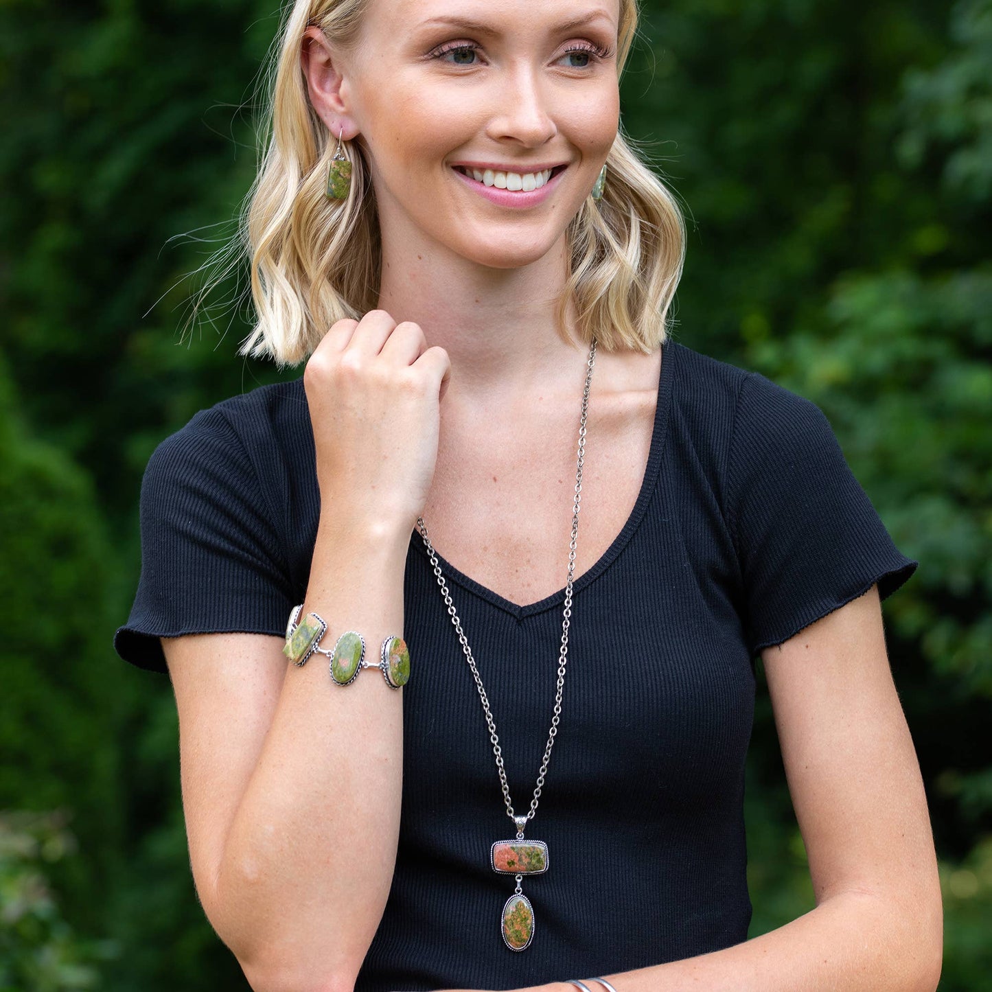 Collar con colgante de piedra Unakita semipreciosa hecha a mano.