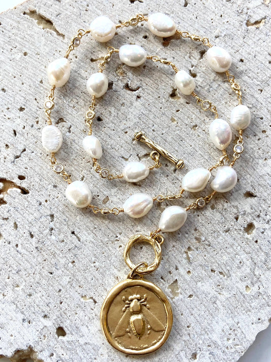 Queen bee pearl necklace
