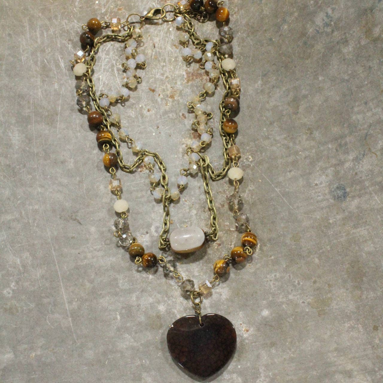 Collar de corazón de piedra marrón con triple capa de amor